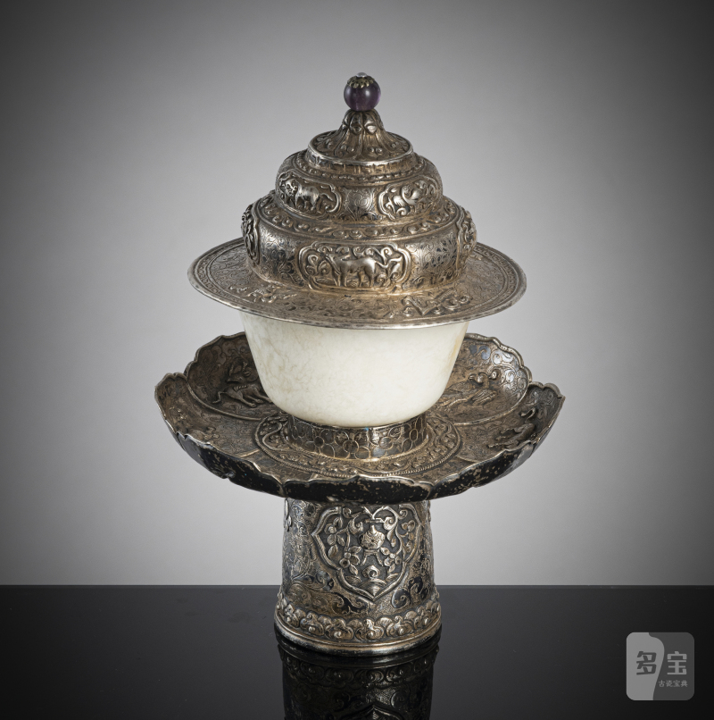 A jade bowl with stand and cover in silver with animals and floral motifs in relief - 图2
